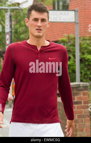 Wimbledon London,UK. 28 juin 2015. Joueur de tennis professionnel Bernard Tomic (AUS) repéré à Wimbledon un jour avant le début de la 2015 Championships le 29 juin : Crédit amer ghazzal/Alamy Live News Banque D'Images