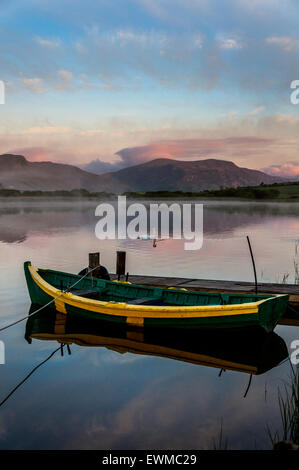 L'aube sur le lac Shanaghan, Ardara, comté de Donegal, Irlande Banque D'Images