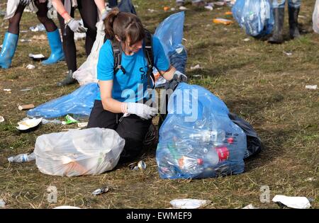 Festival de Glastonbury, Somerset, Royaume-Uni. 29 juin 2015. Comme l'exode du site du festival est en cours d'équipes de bénévoles commencer l'opération de nettoyage massif. Crédit : Tom Jura/Alamy Live News Banque D'Images