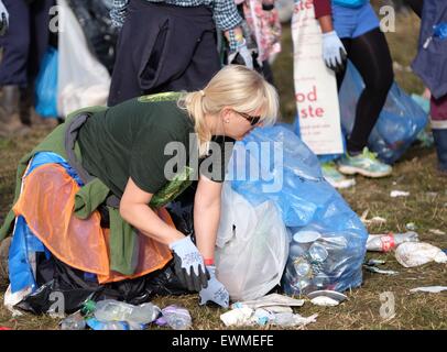 Festival de Glastonbury, Somerset, Royaume-Uni. 29 juin 2015. Comme l'exode du site du festival est en cours d'équipes de bénévoles commencer l'opération de nettoyage massif. Crédit : Tom Jura/Alamy Live News Banque D'Images