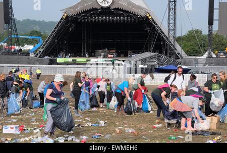 Festival de Glastonbury, Somerset, Royaume-Uni. 29 juin 2015. Comme l'exode du site du festival est en cours d'équipes de bénévoles commencer l'opération de nettoyage massive en face de la pyramide. Crédit : Tom Jura/Alamy Live News Banque D'Images