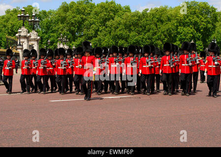 Relève de la garde, le palais de Buckingham, Londres, Angleterre, Royaume-Uni Banque D'Images