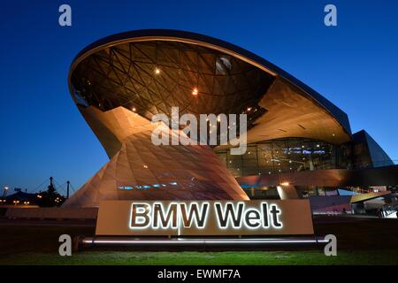 BMW World dans la lumière du soir, Munich, Bavière, Allemagne Banque D'Images