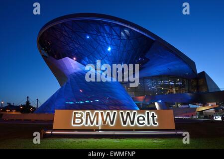 BMW World dans la lumière du soir, Munich, Bavière, Allemagne Banque D'Images