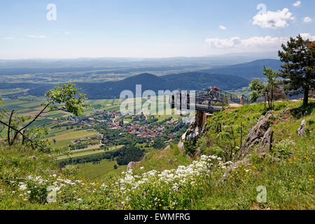 Vue depuis le Hohe Wand vers Neue Welt et le bassin de Vienne, une passerelle, plate-forme Maiersdorf, village du district industriel Banque D'Images