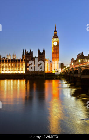 Big Ben et des chambres du Parlement, la Tamise, Londres, Angleterre, Royaume-Uni Banque D'Images