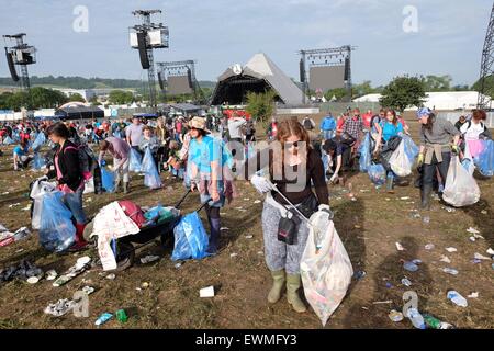 Festival de Glastonbury, Somerset, Royaume-Uni. 29 juin 2015. Comme l'exode du site du festival est en cours d'équipes de bénévoles commencer l'opération de nettoyage massive en face de la pyramide. Crédit : Tom Jura/Alamy Live News Banque D'Images