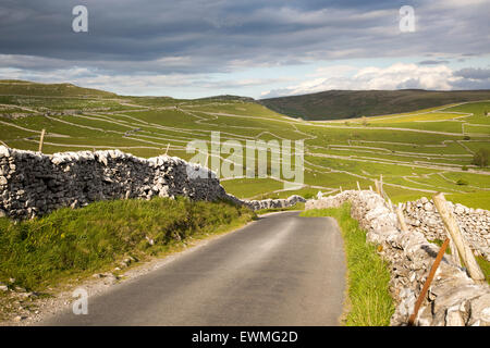 Country lane et murs à sec, Malham, Yorkshire Dales national park, England, UK Banque D'Images