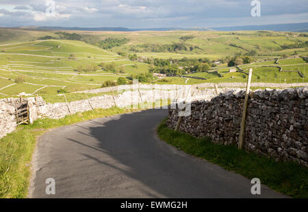 Country lane et murs à sec, Malham, Yorkshire Dales national park, England, UK Banque D'Images