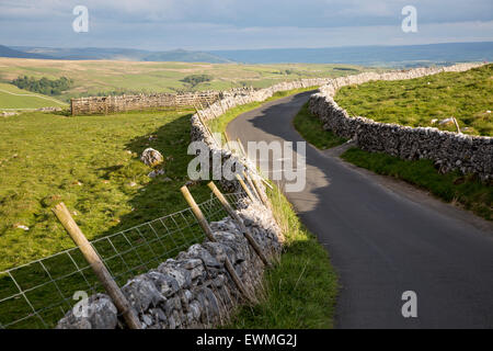 Country lane et murs à sec, Malham, Yorkshire Dales national park, England, UK Banque D'Images