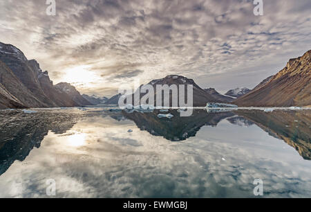 Reflet dans l'eau, les montagnes et les icebergs, Kaiser Franz Josef Fjord, Kejser Franz Josef Fjord, au nord-est du Groenland Banque D'Images