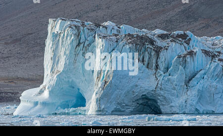 Iceberg, Kaiser Franz Josef Fjord, Kejser Franz Josef Fjord, au nord-est du parc national du Groenland, Greenland Banque D'Images