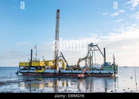 Herne Bay, Kent, UK. 29 Juin, 2015. Le branchement du nouveau câble de Kentish Flats Wind Farm. Le navire de pose de câbles d'installation BoDo située juste à côté de la plage près de Hampton jetée à Herne Bay. Ce matin, un nouveau câble a été relié à la fin du côté de la Ce sera une extension de la Kentish Flats parc éolien offshore au cours des prochains jours. Crédit : Paul Martin/Alamy Live News Banque D'Images