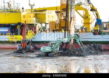 Herne Bay, Kent, UK. 29 Juin, 2015. Le branchement du nouveau câble de Kentish Flats Wind Farm. Le navire de pose de câbles d'installation BoDo située juste à côté de la plage près de Hampton jetée à Herne Bay. Ce matin, un nouveau câble a été relié à la fin du côté de la Ce sera une extension de la Kentish Flats parc éolien offshore au cours des prochains jours. Les pelles de remplissage sont le point d'accès sur le canal qui permet au câble de passer sous la plage. Crédit : Paul Martin/Alamy Live News Banque D'Images