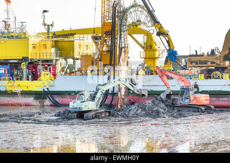 Herne Bay, Kent, UK. 29 Juin, 2015. Le branchement du nouveau câble de Kentish Flats Wind Farm. Le navire de pose de câbles d'installation BoDo située juste à côté de la plage près de Hampton jetée à Herne Bay. Ce matin, un nouveau câble a été relié à la fin du côté de la Ce sera une extension de la Kentish Flats parc éolien offshore au cours des prochains jours. Les pelles de remplissage sont le point d'accès sur le canal qui permet au câble de passer sous la plage. Crédit : Paul Martin/Alamy Live News Banque D'Images