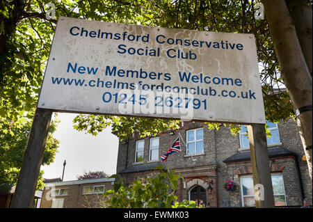 Union Jack flag flying ci-dessus entrée de Chelmsford Club Social conservateur entrée principale Banque D'Images