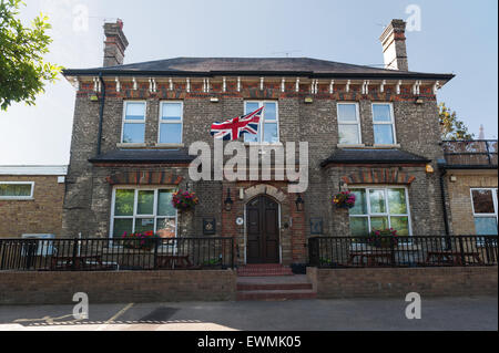 Union Jack flag flying ci-dessus entrée de Chelmsford Club Social conservateur entrée principale Banque D'Images