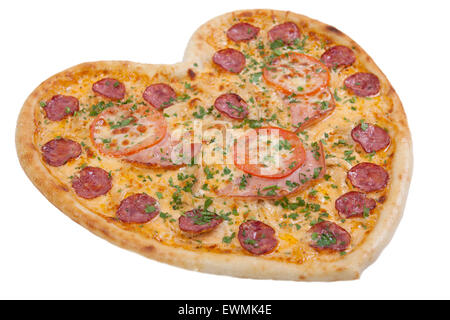 Pizza en forme de cœur avec des tomates, du jambon et du salami saupoudrer de fines herbes sur le chroma key Banque D'Images