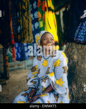 Portrait de femme gambienne souriant, batik merchant, Royal Albert marché, Banjul, Gambie, Afrique de l'Ouest Banque D'Images