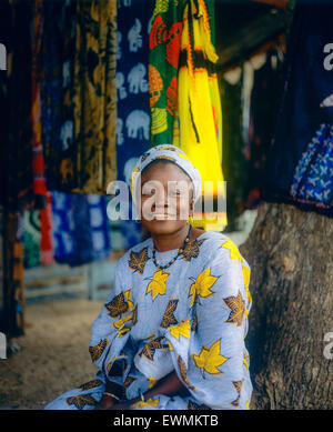 Portrait de femme gambienne souriant, batik merchant, Royal Albert marché, Banjul, Gambie, Afrique de l'Ouest Banque D'Images