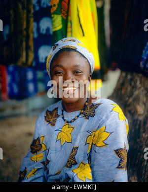 Portrait de femme gambienne souriant, batik merchant, Royal Albert marché, Banjul, Gambie, Afrique de l'Ouest Banque D'Images