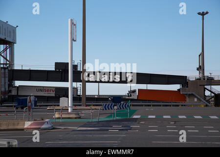 Camions chargement sur un ferry dans le port de Calais en France Banque D'Images