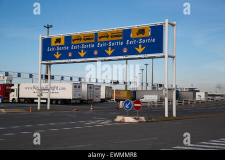 Les camions en attente d'embarquer au port de Calais en France Banque D'Images