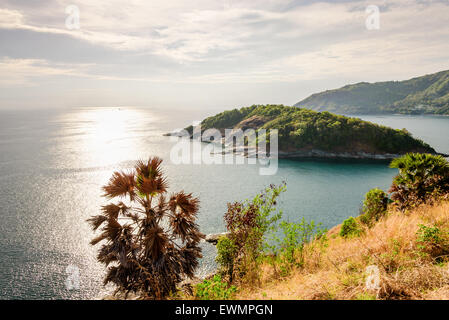 High angle view magnifique paysage de l'île et de la mer d'Andaman à Laem Phromthep Cape point panoramique est un autre célèbre Banque D'Images