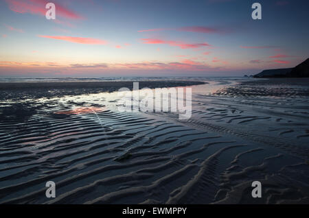 Porthtowan beach à Cornwall au crépuscule Banque D'Images