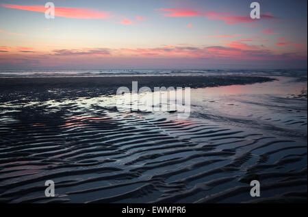 Porthtowan beach à Cornwall au crépuscule Banque D'Images