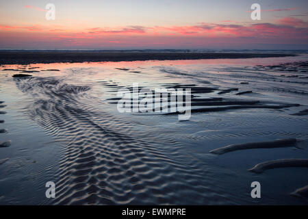 Porthtowan beach à Cornwall au crépuscule Banque D'Images