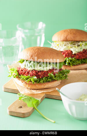 Betteraves et vegan burger de quinoa à l'avocat vinaigrette Banque D'Images