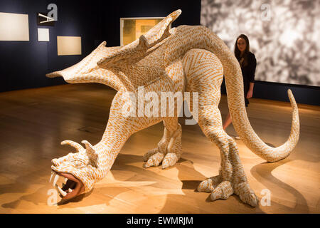 Londres, Royaume-Uni. 29 juin 2015. Déplacez-le, dragon sculpture par Sarah Lucas, estimer GBP 350,000-450,000. Christie's Londres réunit un line-up de 174 artistes de Francis Bacon à Sigmar Polke et Maurizio Cattelan à titre d'après-guerre et la vente d'Art Contemporain semaine (soirée vente aux enchères le 30 juin, jour 1 juillet 2015 Vente aux enchères). Banque D'Images