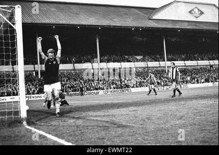 L'Aston Villa Andy Gray célèbre après avoir marqué un de ses trois buts contre West Bromwich Albion dans le match derby local à Villa Park 23 mai 1977 Banque D'Images