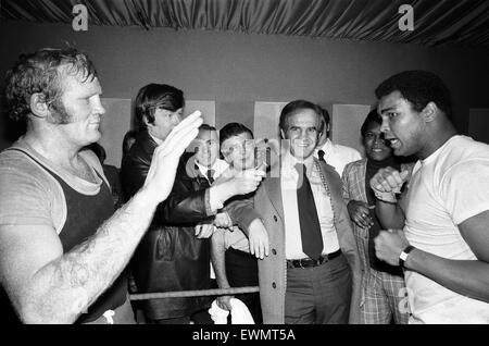 Muhammad Ali a rencontré adversaire futur poids lourd britannique Richard Dunn au camp de formation de Poids welter Monde John H. Stracey dans le West End de Londres. 9 mars 1976 Banque D'Images