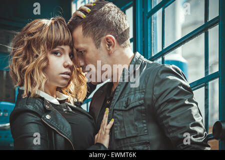 Portrait of romantic couple touchant et veulent baiser les uns les autres Banque D'Images