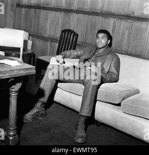 Aka Muhammad Ali (Cassius Clay) se détendre dans sa suite à l'Arriva Hotel London holding hand-springs et portant des grandes bottes, il a l'air détendu avant son match revanche avec poids lourd britannique Henry Cooper. 20 mai 1966 Banque D'Images