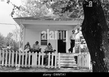 Fans d'Elvis Presley, visiter le lieu de naissance et l'accueil de leur idole à Tupelo, Lee County, Mississippi, USA, 27 août 1973. Banque D'Images