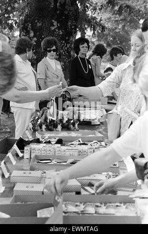 Elvis Presley Fans de Grande-Bretagne, des Pays-Bas et du Danemark, parcourir et acheter des souvenirs au cours de sa visite à sa maison et le lieu de naissance de Tupelo, Lee County, Mississippi, USA, 27 août 1973. Supervisé par les Dames de Tupelo. Banque D'Images