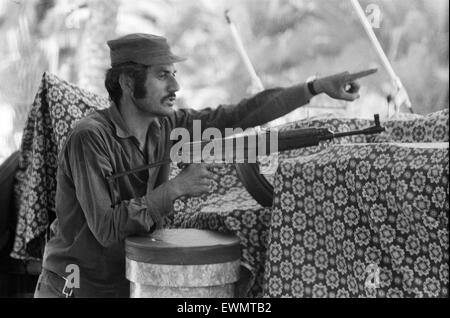 Un soldat chypriote grec diriger les opérations à l'intérieur de l'hôtel Ledra Palace, lors de l'invasion turque de Chypre. L'hôtel Ledra Palace est devenu le centre des combats avec les soldats chypriotes grecs résidents maintien et les journalistes à l'hôtel. 22 Banque D'Images