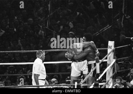 Muhammad Ali's second match avec Leon Spinks, au Louisiana Superdome le 15 septembre 1978, a mal pour Spinks. En maintenant une forme Ali rarement la perte de contrôle, reconquérir son titre à l'unanimité des quinze-round décision. Ali a repris le titre, devenir t Banque D'Images