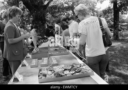 Elvis Presley Fans de Grande-Bretagne, des Pays-Bas et du Danemark, parcourir et acheter des souvenirs au cours de sa visite à sa maison et le lieu de naissance de Tupelo, Lee County, Mississippi, USA, 27 août 1973. Supervisé par les Dames de Tupelo. Banque D'Images