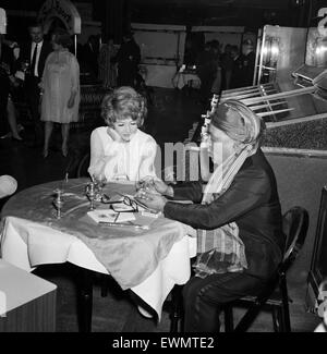 Sandie Shaw dans son 21e anniversaire qui a eu lieu chez Madame Tussauds. 26 février 1968. Banque D'Images