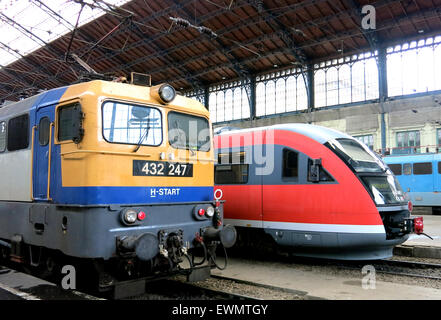 En train La gare Keleti Budapest Hongrie Banque D'Images