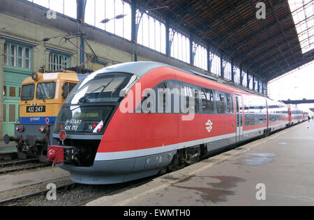 En train La gare Keleti Budapest Hongrie Banque D'Images