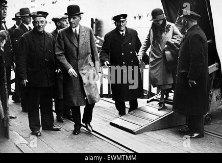 Homme d'affaires américain Henry Ford, le fondateur de la Ford Motor Company, arrive à Southampton, en Angleterre après sa traversée de New York, à bord du White Star liner majestueux. En ordre décroissant sur la droite de la photo est son épouse Clara Bryant Ford. 6 avril 192 Banque D'Images