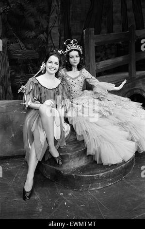 Cendrillon, pantomime, photo-call, Alexandra Theatre, Birmingham, 19 décembre 1975. Banque D'Images