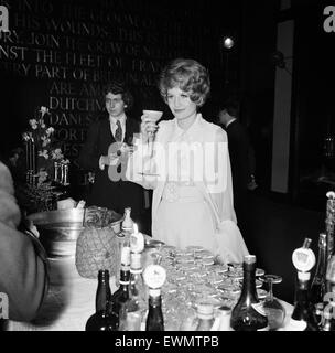 Sandie Shaw dans son 21e anniversaire qui a eu lieu chez Madame Tussauds. 26 février 1968. Banque D'Images