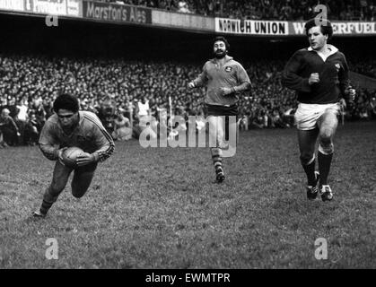 L'Australie 27-12 Pays de Galles, l'Australian Rugby Union 1984 Tour de Grande-Bretagne et l'Irlande, Match 12, Cardiff Arms Park, Cardiff, 24 novembre 1984. Mark Ella partitions dernier essai pour l'Australie. Banque D'Images