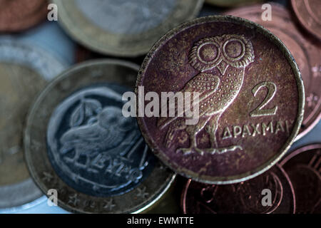 Düsseldorf, Allemagne. 29 Juin, 2015. ILLUSTRATION - une drachme coin est sur l'écran placé en haut de l'opf une pièce en euro à Duesseldorf, Allemagne, 29 juin 2015. Photo : Federico Gambarini/dpa/Alamy Live News Banque D'Images